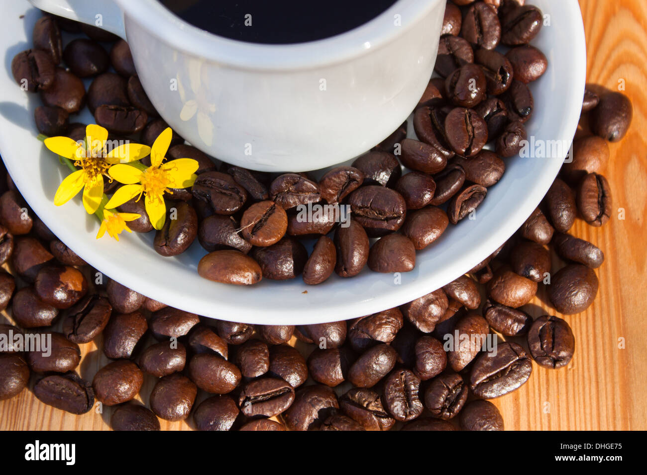 [Kaffee Espresso] [Kaffeebohnen] Tasse weiße Blume Blumen Hintergrund closeup Stockfoto