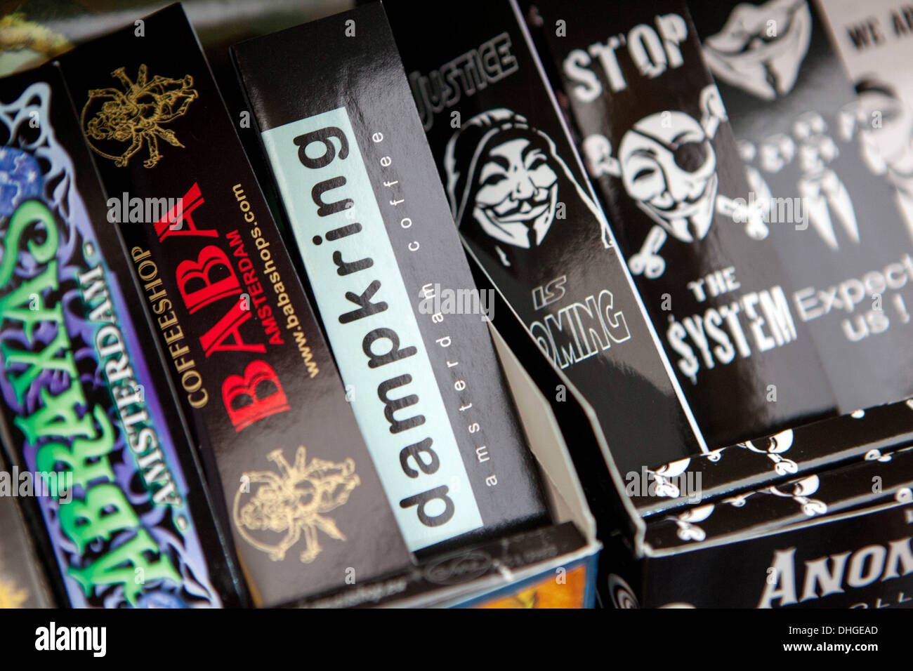 Box mit anonymen Zeichen auf Zigarettenpapier Stockfoto