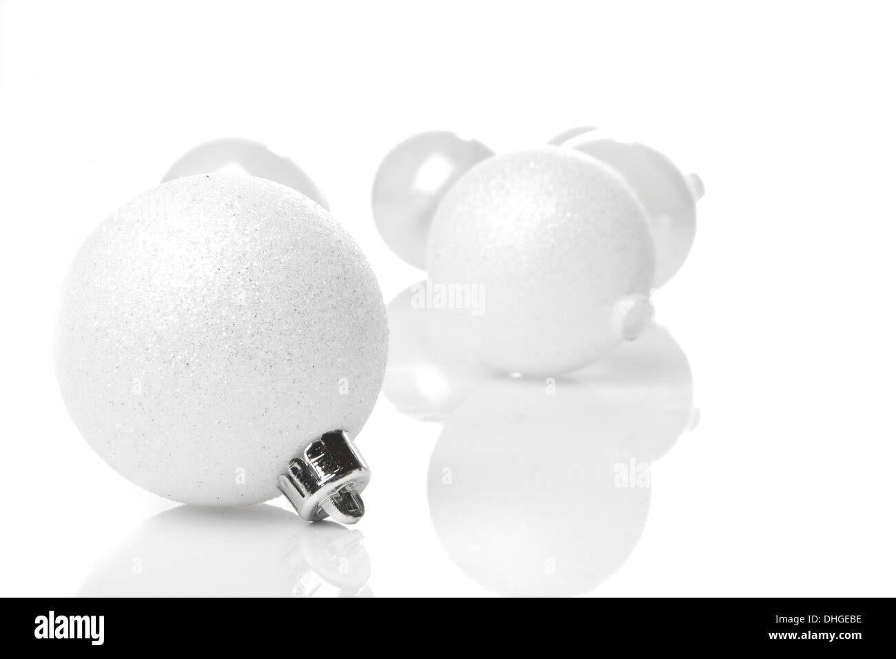 weiße Weihnachtskugeln mit weißen Hintergrund isoliert Stockfoto