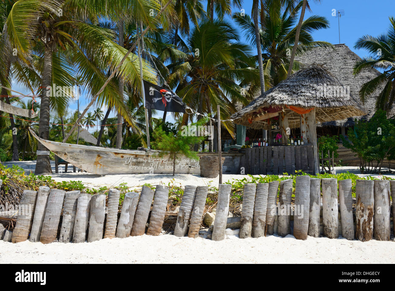 Strandbar in einem traditionellen Dhow-Boot in einem Hotel, Bwejuu Beach, Indischer Ozean, Sansibar, Tansania, Ostafrika Stockfoto