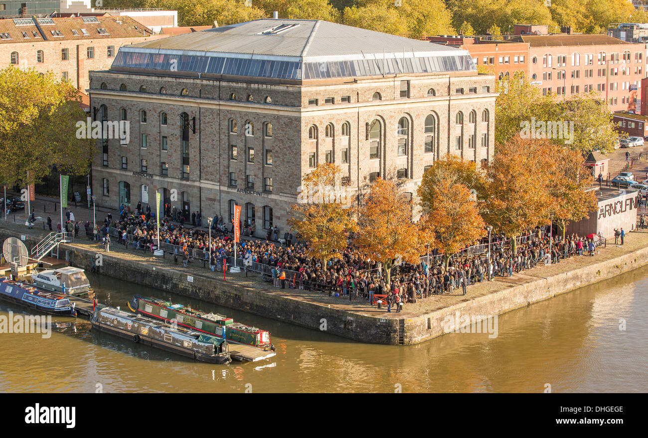 Bristol, UK. 10. November 2013. Hunderten von angehenden Schauspielern in die Warteschlange vor dem Arnolfini Arts Centre in Bristol, am zweiten Tag des offenen Castings für die neuesten Star Wars Film teilzunehmen. Castings finden statt in Großbritannien für Star Wars: Episode VII. 10. November 2013. Bildnachweis: Adam Gasson/Alamy Live-Nachrichten Stockfoto