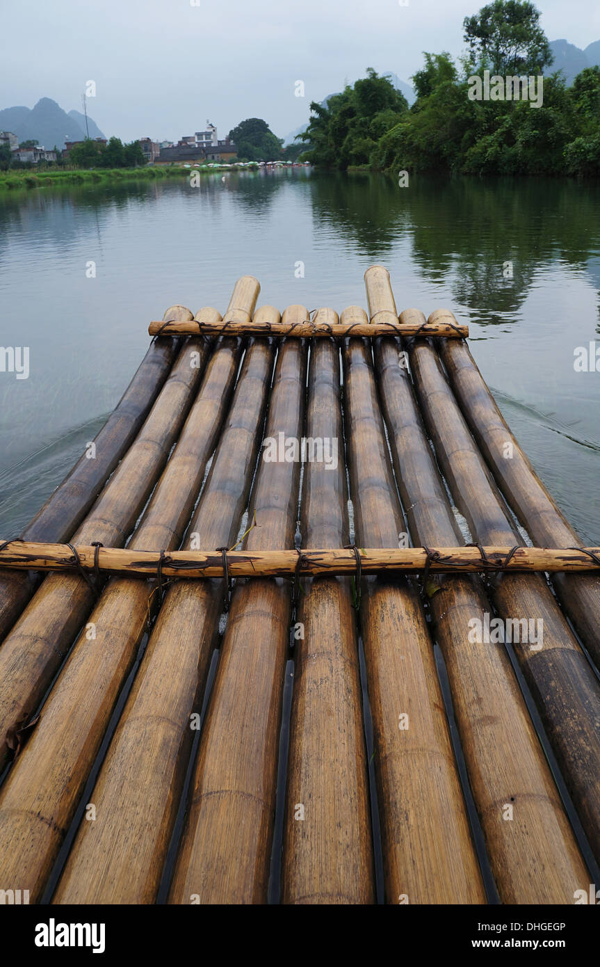 Bambus-Floß auf dem Yulong Fluss, Yangshuo Stockfoto