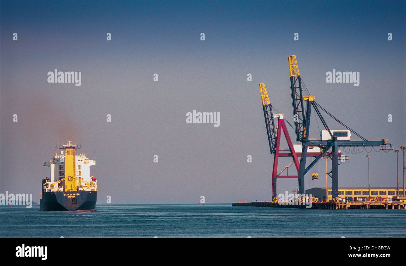 Containerschiff im Hafen von Saint John, Bay Of Fundy, New Brunswick verlassen Stockfoto