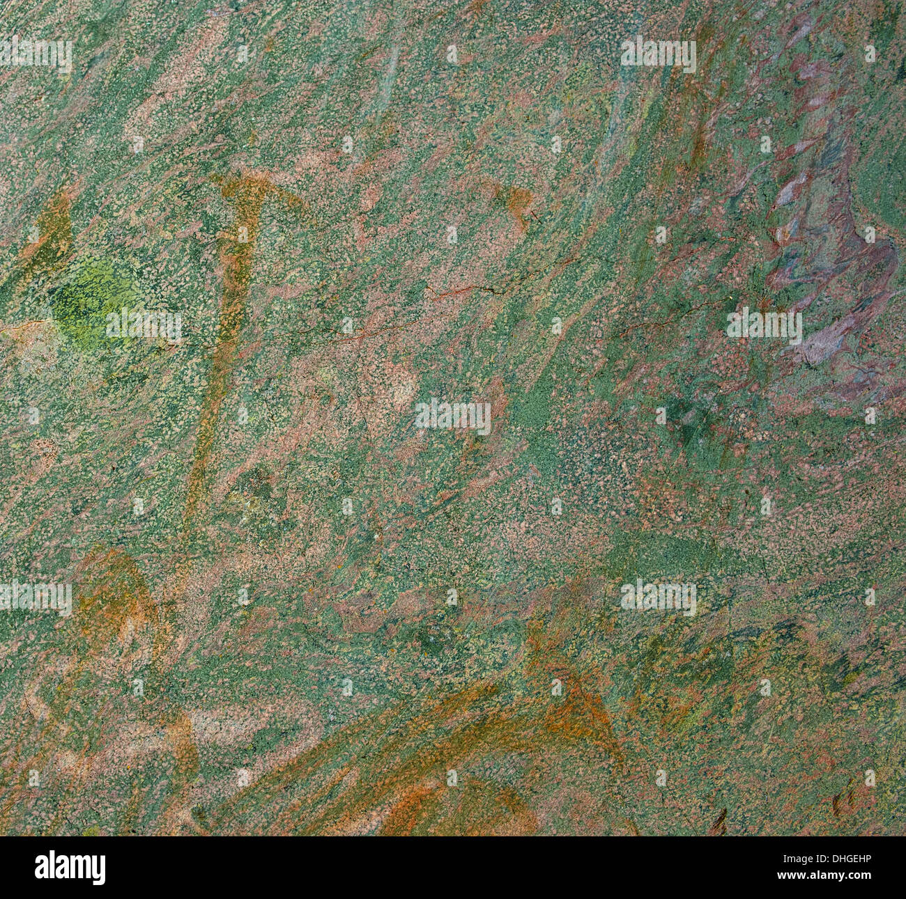 Textur des geschliffenen Natursteins mit Spuren von Werkzeugen Stockfoto