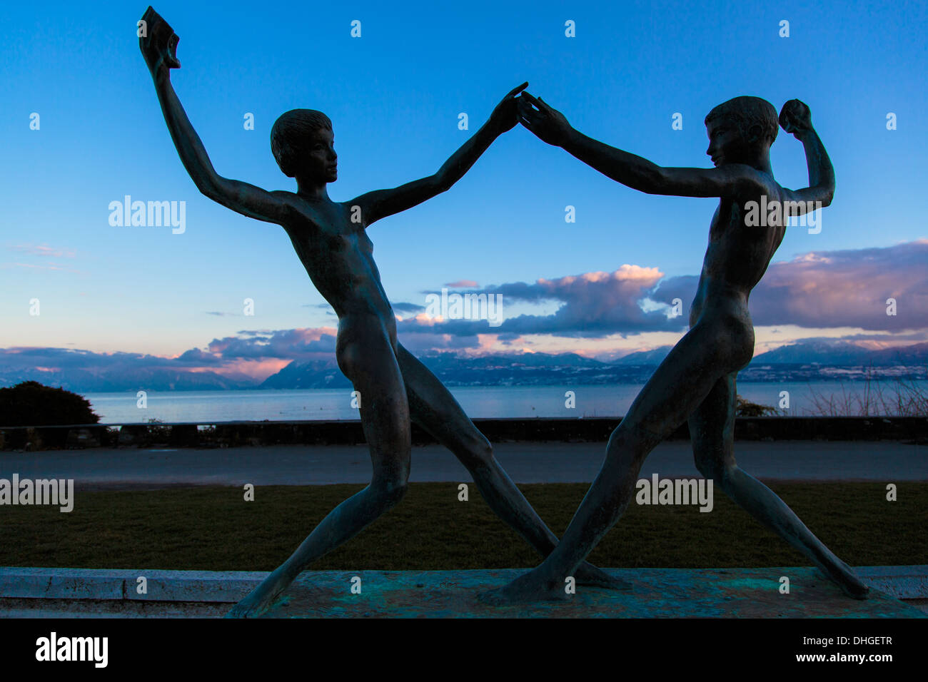 Statue eines jungen und Mädchen bei Morges, Schweiz Stockfoto