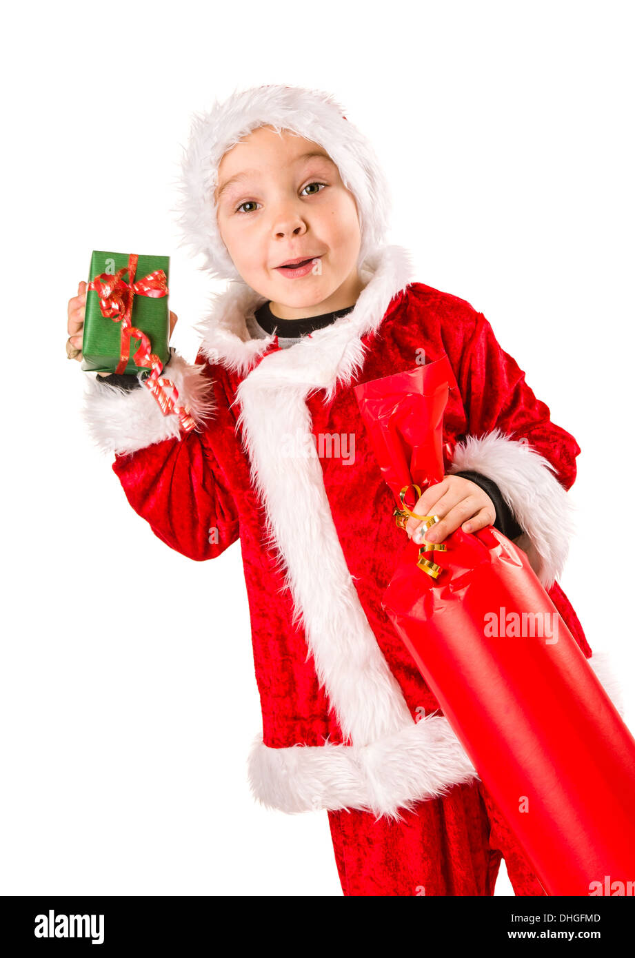 Lächelnd, 5 Jahre alten Jungen tragen Weihnachtsmann-Kostüm, Weihnachtsgeschenke, weißer Hintergrund Stockfoto