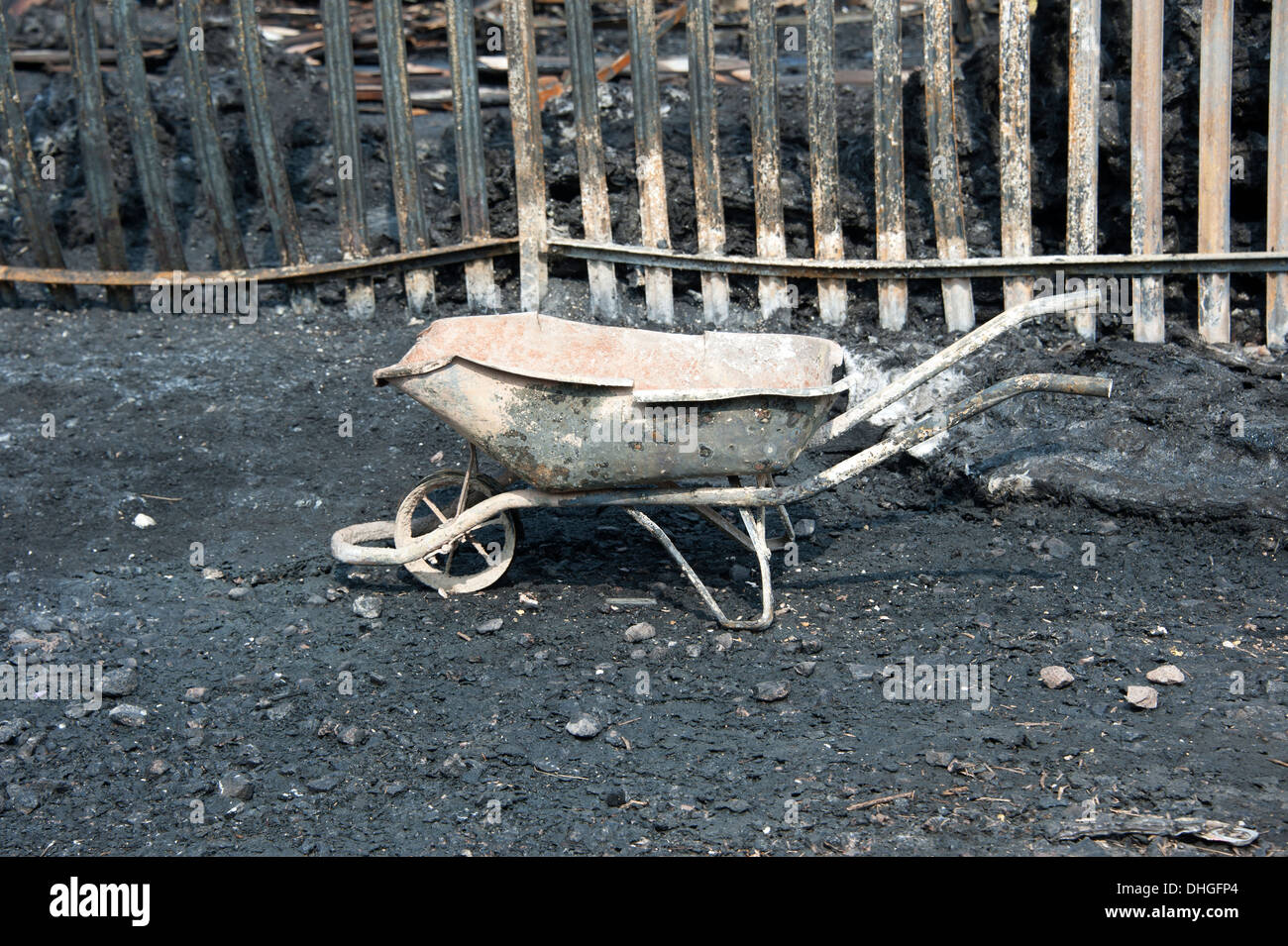 Verkohlt verbrannten Schubkarre nach Brand factory Stockfoto