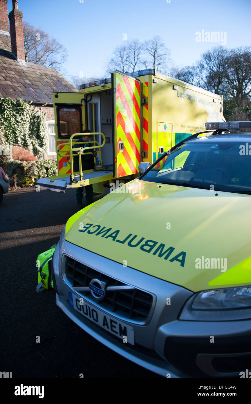 Krankenwagen und Fahrzeug Sanitäter NHS 999 112 911 Stockfoto