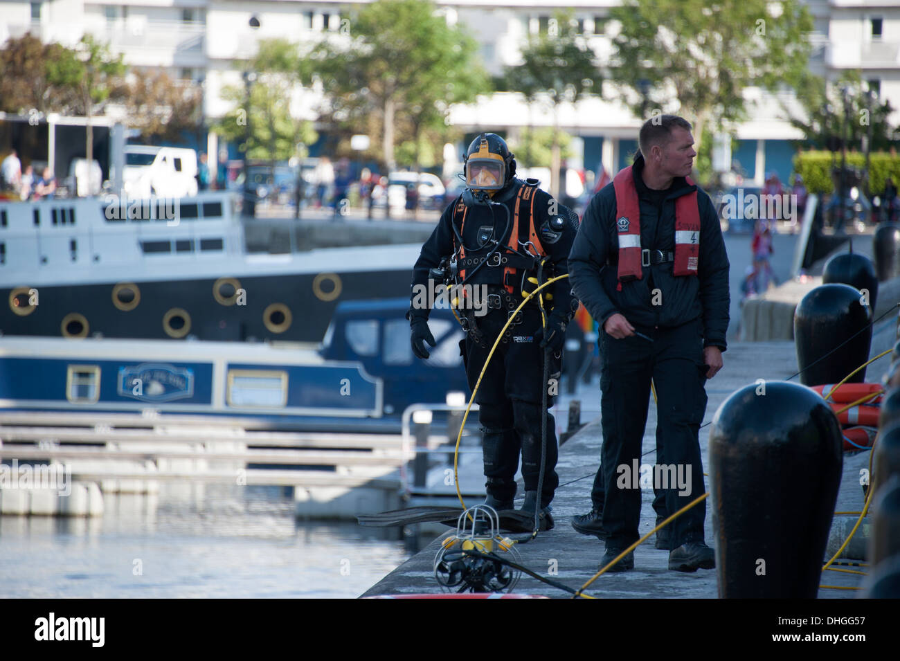 Polizei Unterwasser Tauchen Team suchen Taucher Stockfoto