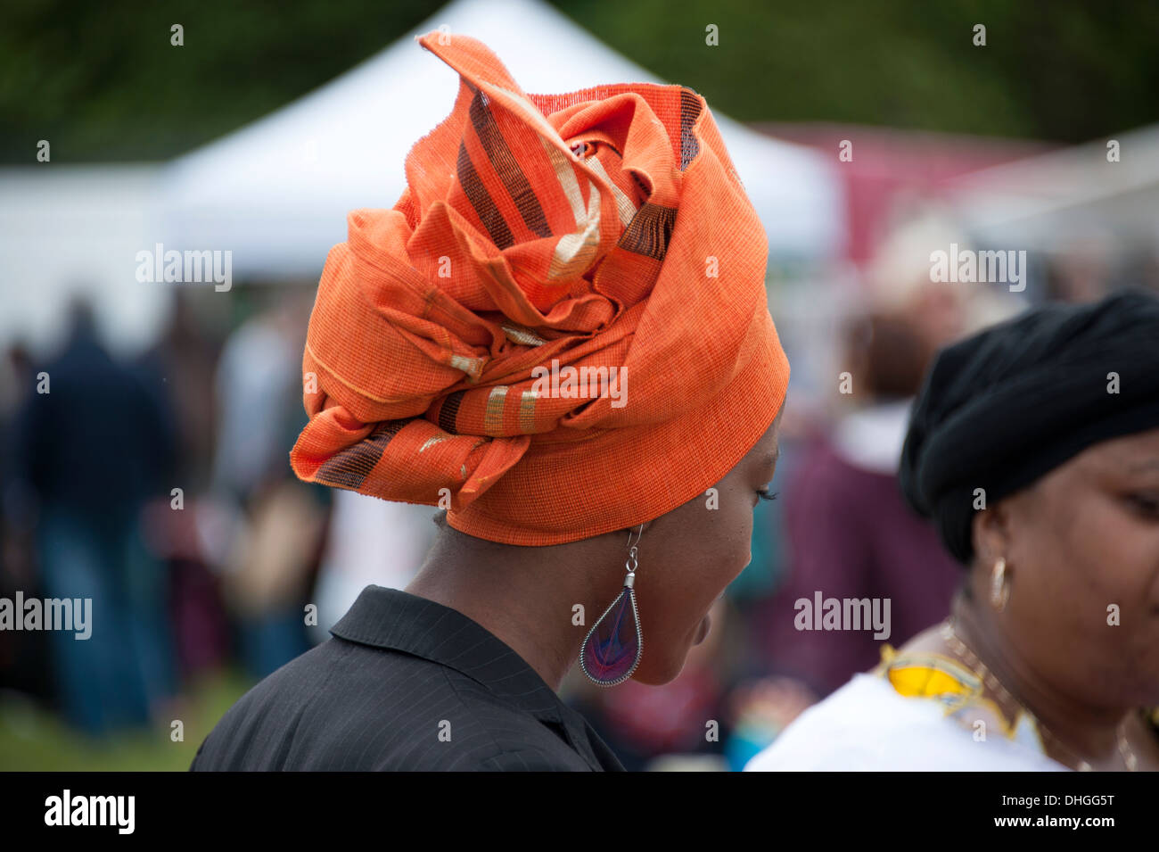 Orange afrikanische Kopftuch weibliche Dame Stockfoto