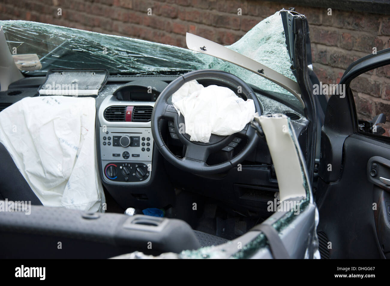 Auto stürzte RTA RTC Airbags bereitgestellt Dach entfernt abgeschnitten Stockfoto