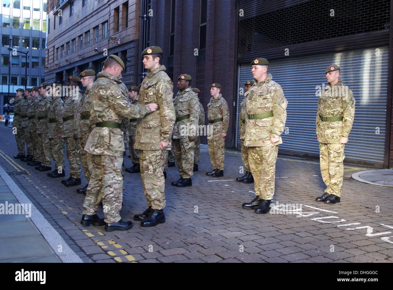 Soldaten bereiten für die Erinnerung-Parade in Manchester Manchester UK am Sonntag, 10. November 2013 Stockfoto