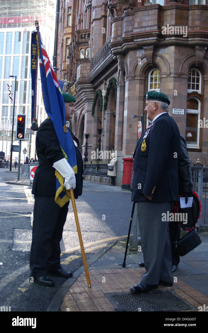 Kriegsveteranen chat vor der Erinnerung-Parade in Manchester UK, Sonntag, 10. November 2013 Stockfoto