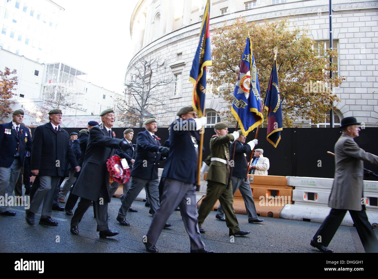 Kriegsveteranen Marsch zum Ehrenmal in Manchester UK zu jener gedenken, die in vergangenen Kriegen und Konflikten gestorben. Sonntag, 10. November 2013 Stockfoto