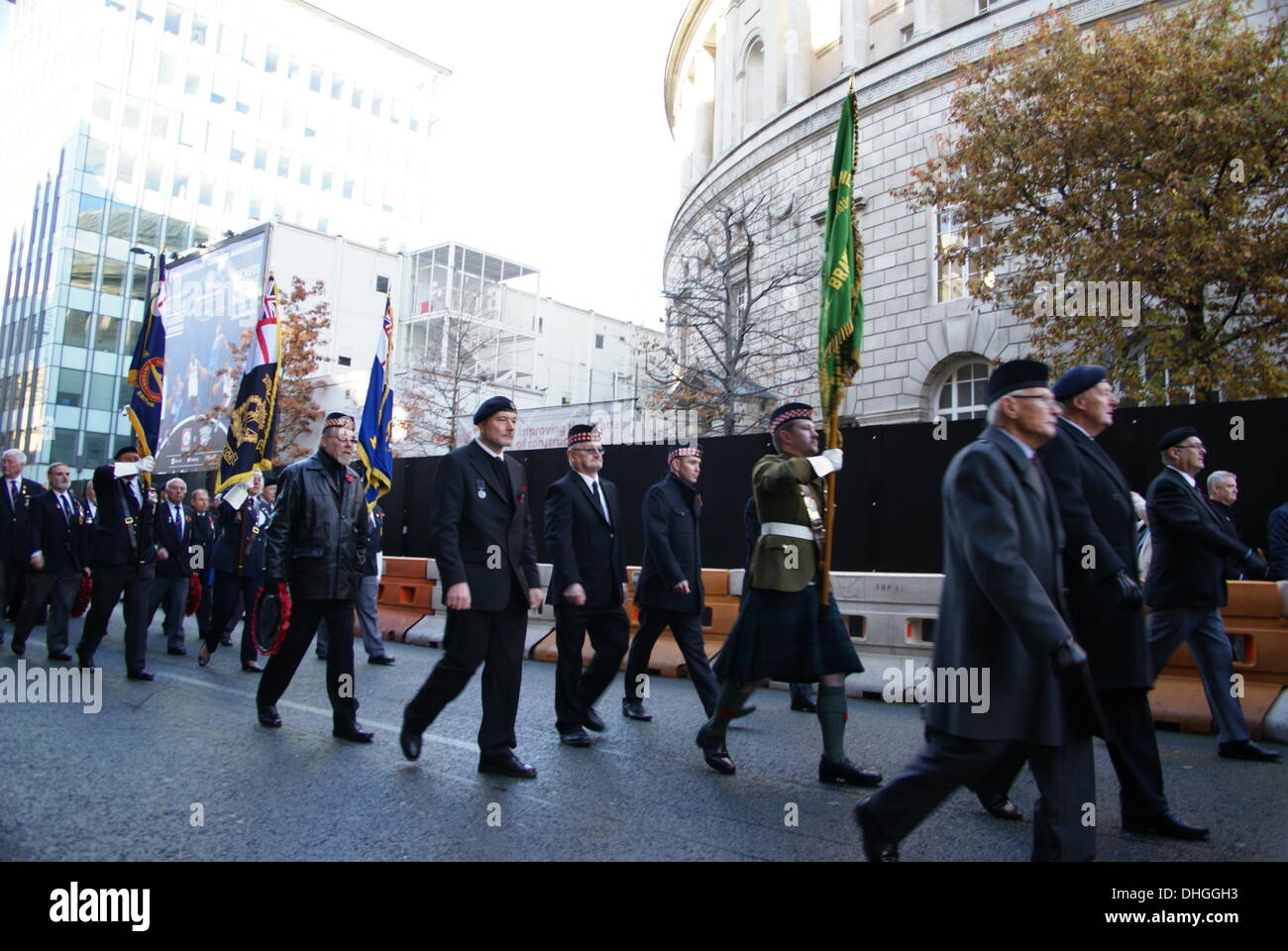 Kriegsveteranen Marsch zum Ehrenmal in Manchester UK zu jener gedenken, die in vergangenen Kriegen und Konflikten gestorben. Sonntag, 10. November 2013 Stockfoto