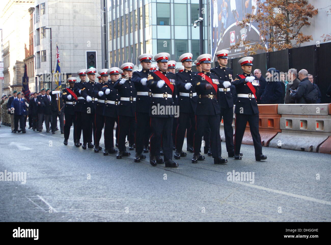 Militärischen Personal und Kriegsveteranen Marsch zum Ehrenmal in Manchester UK zu jener gedenken, die in vergangenen Kriegen und Konflikten gestorben. Sonntag, 10. November 2013 Stockfoto