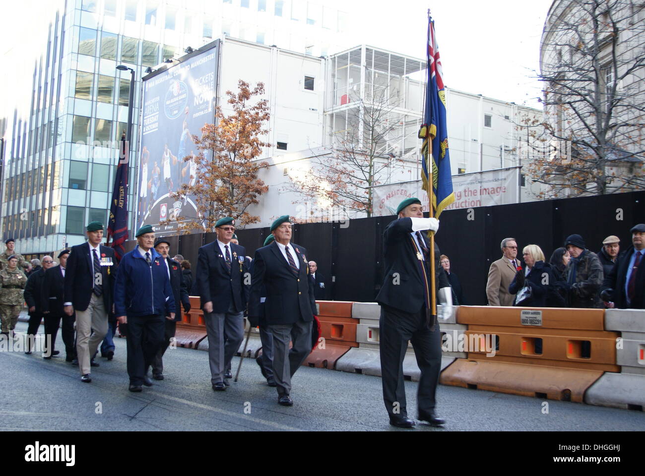 Kriegsveteranen Marsch zum Ehrenmal in Manchester UK zu jener gedenken, die in vergangenen Kriegen und Konflikten gestorben. Sonntag, 10. November 2013 Stockfoto