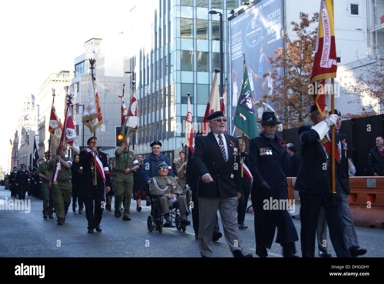 Kriegsveteranen Marsch zum Ehrenmal in Manchester UK zu jener gedenken, die in vergangenen Kriegen und Konflikten gestorben. Sonntag, 10. November 2013 Stockfoto