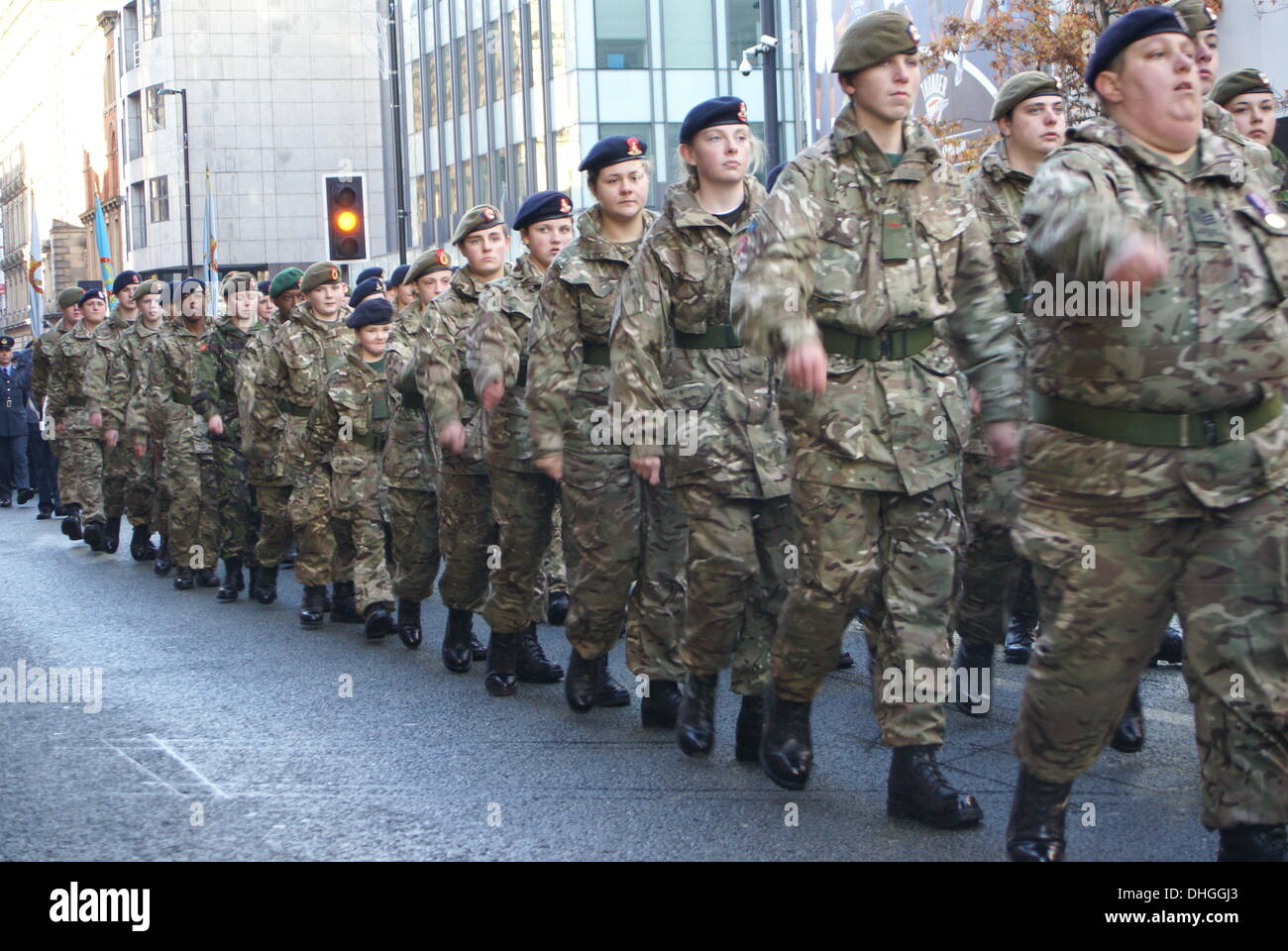Armee-jüngstere Söhne Marsch zum Ehrenmal in Manchester UK zu jener gedenken, die in vergangenen Kriegen und Konflikten gestorben. Sonntag, 10. November 2013 Stockfoto