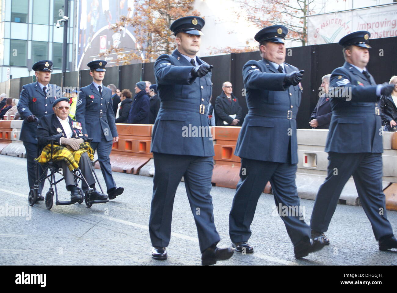 Zu der Kenotaph in Manchester UK zu jener gedenken, die in vergangenen Kriegen und Konflikten gestorben ist ein Kriegsveteran begleitet. Sonntag, 10. November 2013 Stockfoto