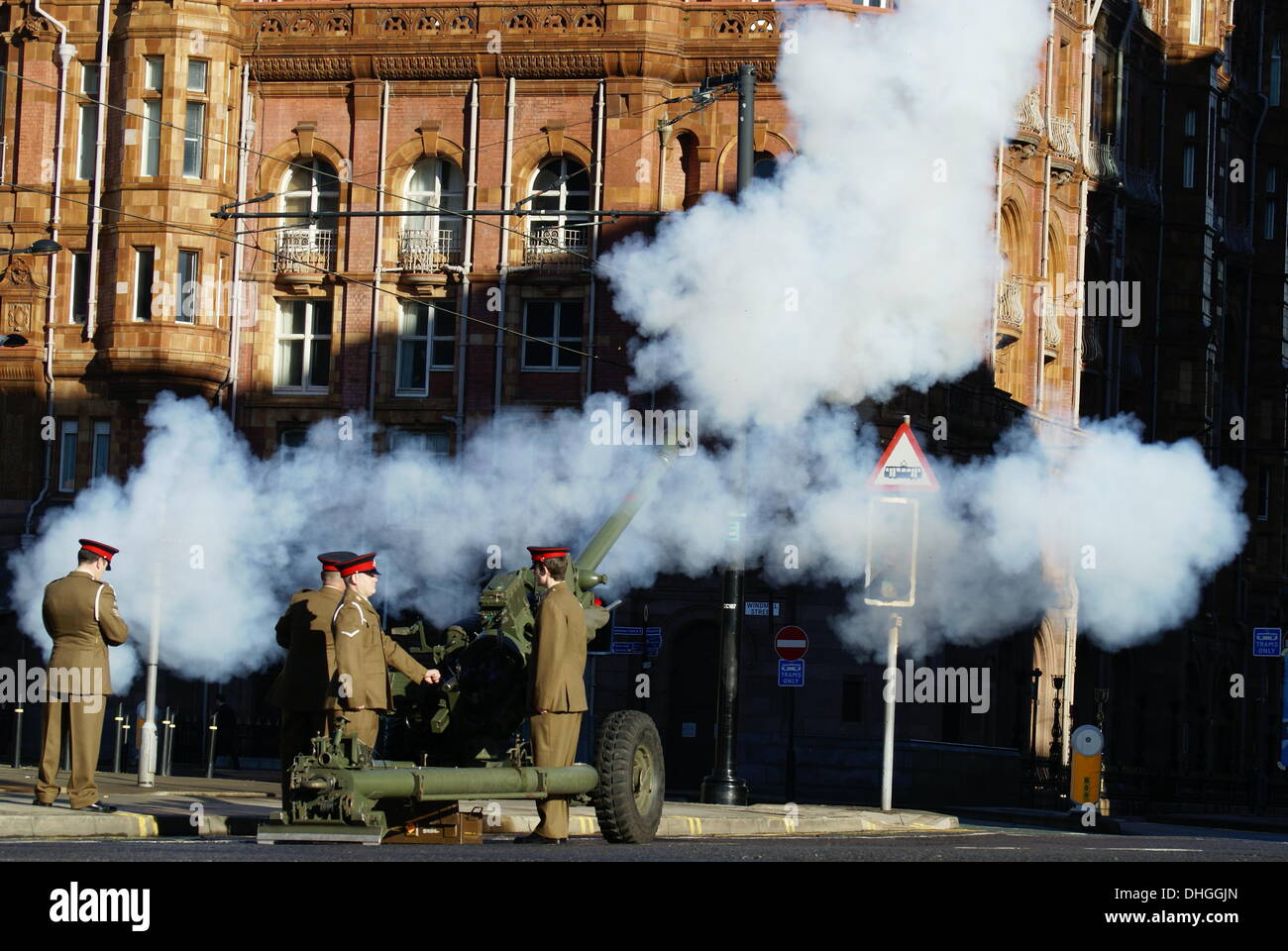 Manchester UK, Sonntag, 10. November 2013. Die britische Armee Feuer eine 105mm Gun, markieren den Beginn der 2 Minuten Stille, derer gedenken, die in vergangenen Kriegen gestorben und und Konflikte. Stockfoto