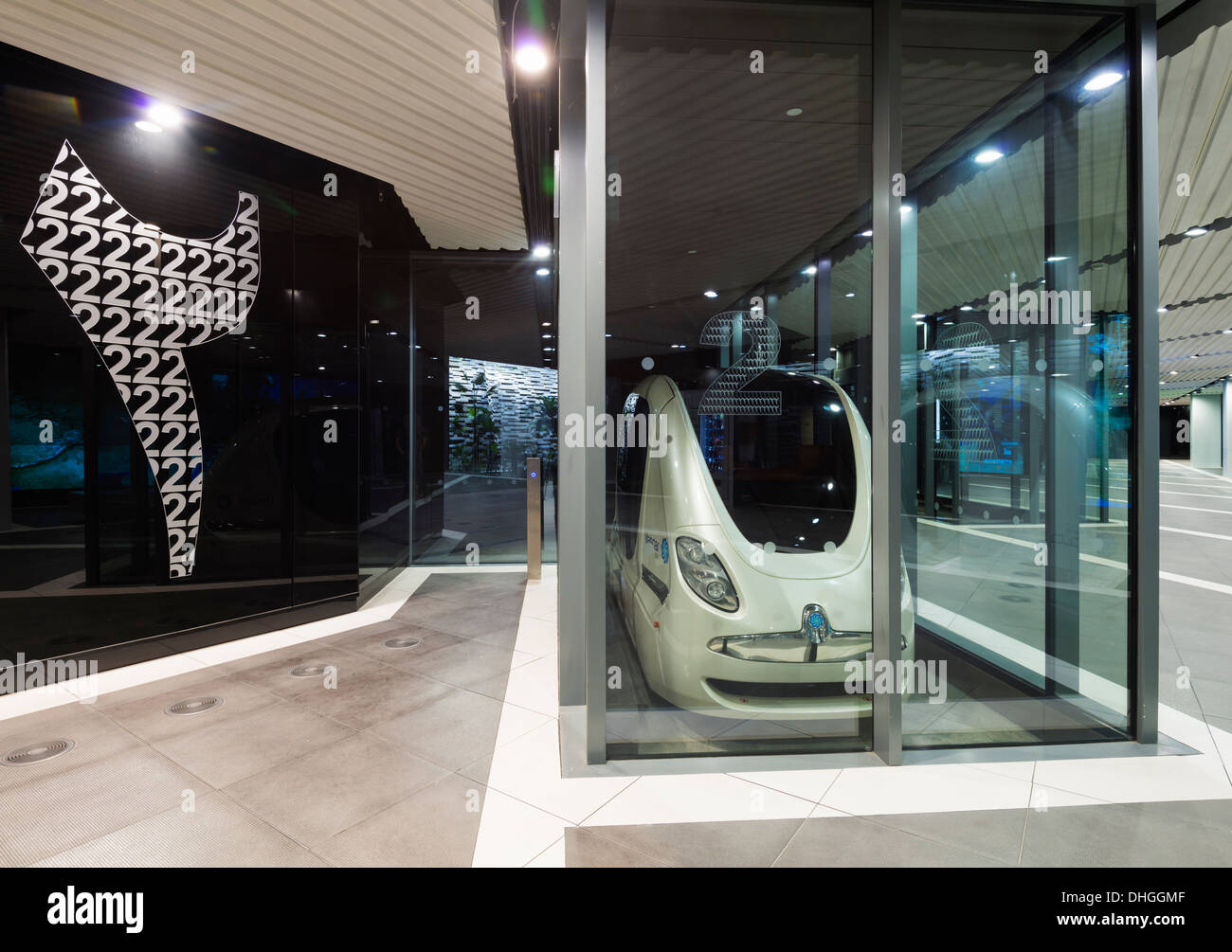 Fahrerlose Autos der PRT persönliche schnelle Transport-Pod am technischen Institut Masdar City in Abu Dhabi Vereinigte Arabische Emirate Stockfoto