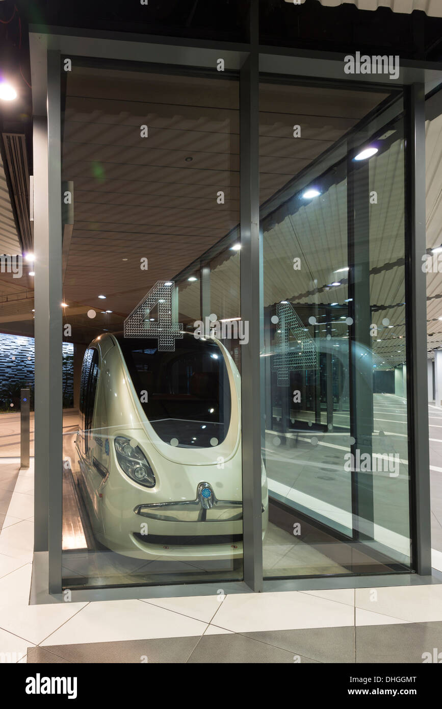 Fahrerlose Autos der PRT persönliche schnelle Transport-Pod am technischen Institut Masdar City in Abu Dhabi Vereinigte Arabische Emirate Stockfoto