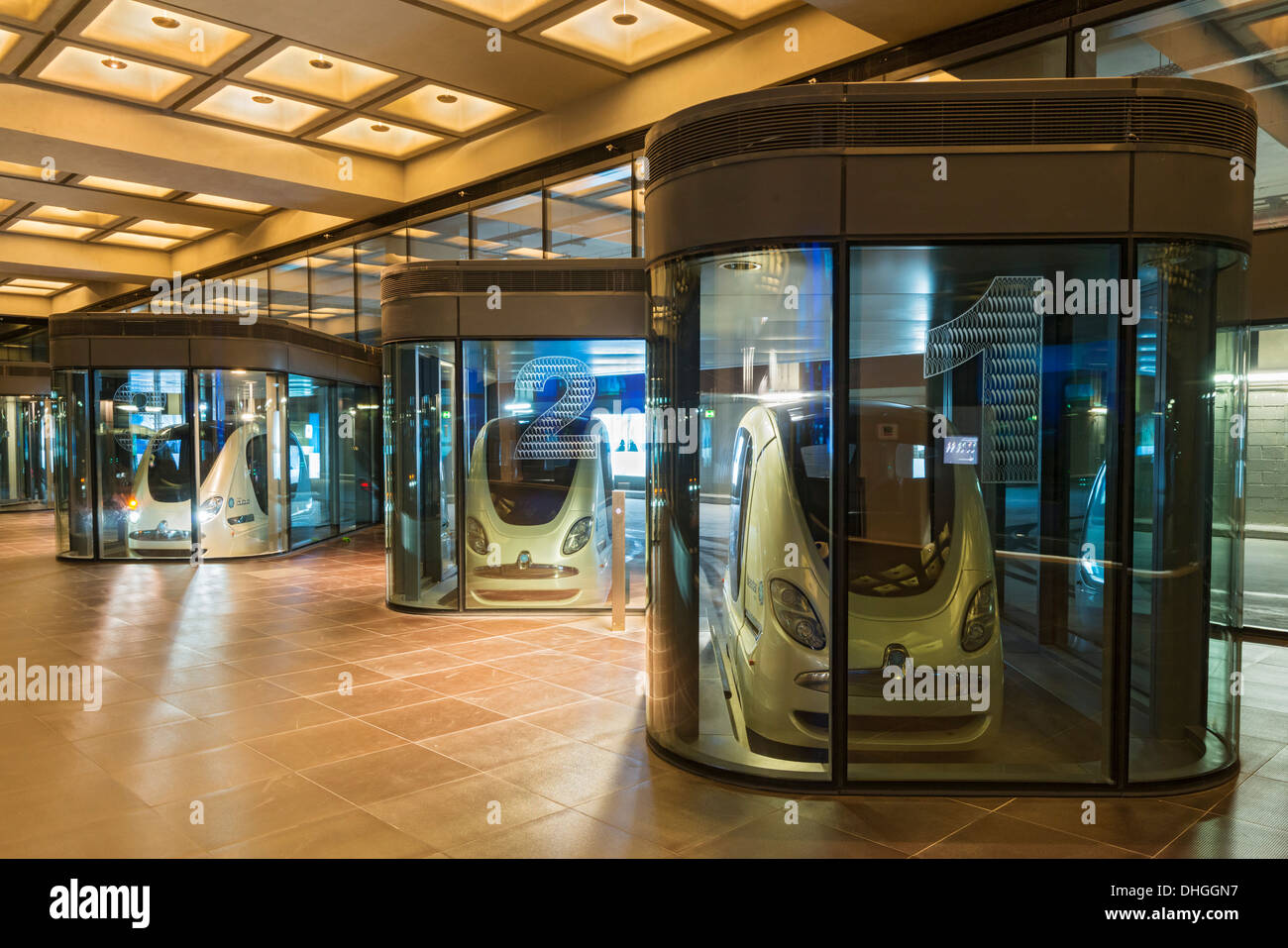 Fahrerlose Autos der PRT persönliche schnelle Transport-Pod am technischen Institut Masdar City in Abu Dhabi Vereinigte Arabische Emirate Stockfoto