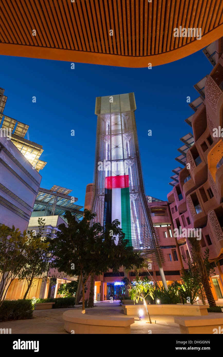 Windturm Kühlung in Hof am Institute of Science and Technology in Masdar City Abu Dhabi Vereinigte Arabische Emirate Stockfoto