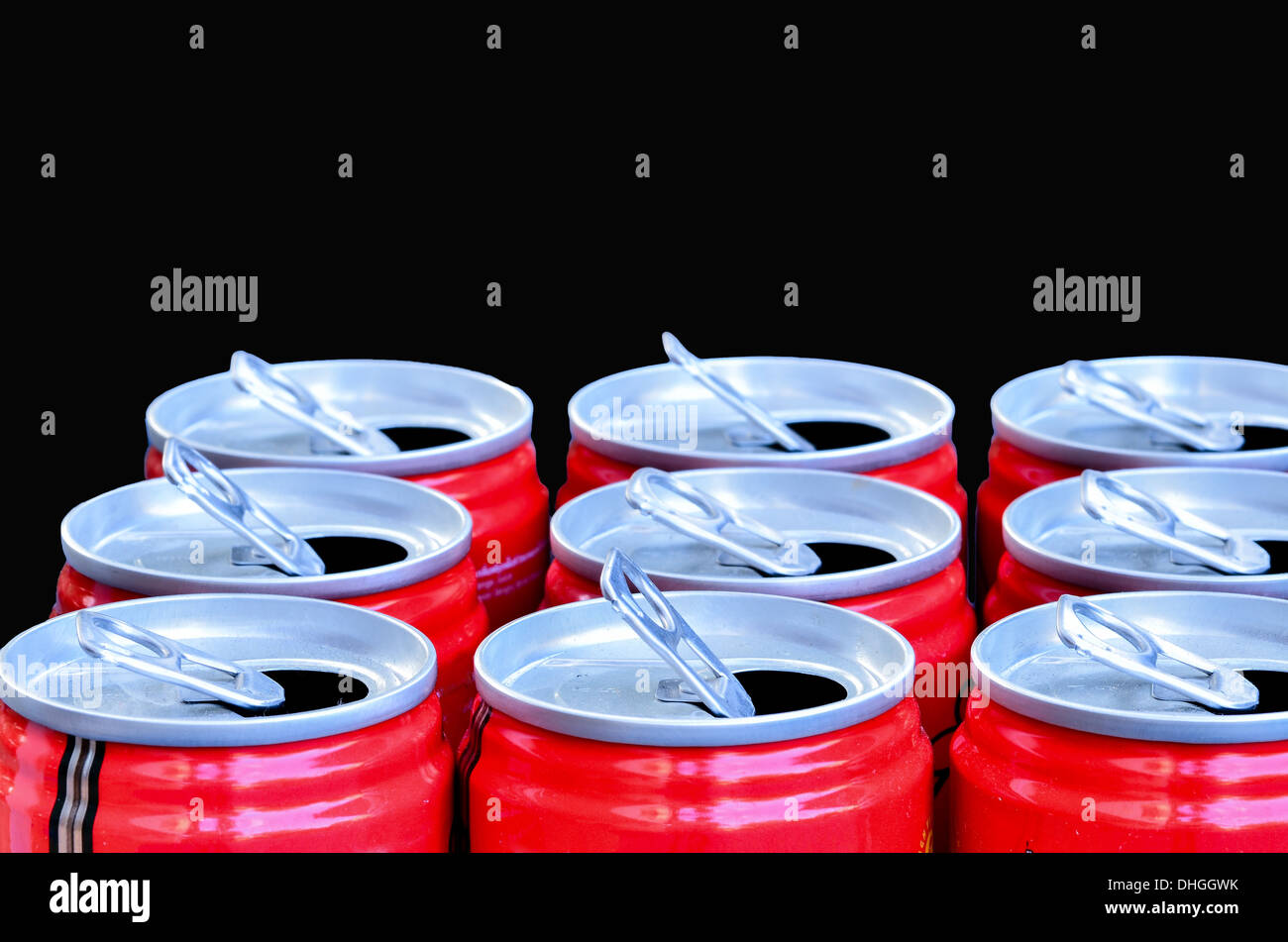 Aluminium-Dosen für das recycling auf schwarzem Hintergrund Stockfoto