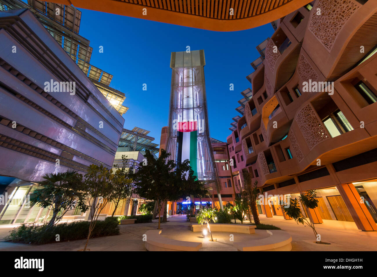 Windturm Kühlung in Hof am Institute of Science and Technology in Masdar City Abu Dhabi Vereinigte Arabische Emirate Stockfoto