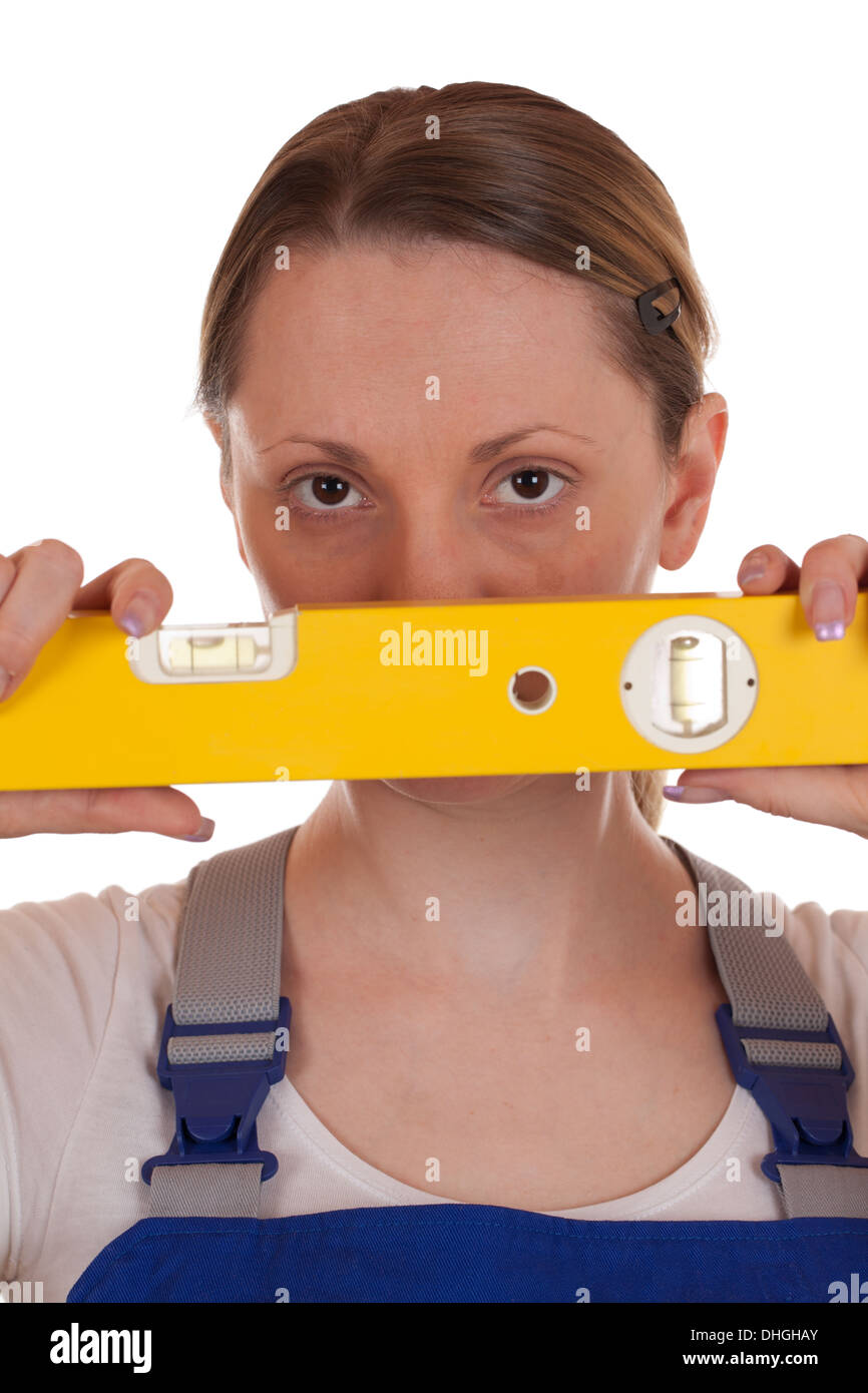 Junge Frau mit einer Wasserwaage in der Hand, isoliert auf weiss Stockfoto