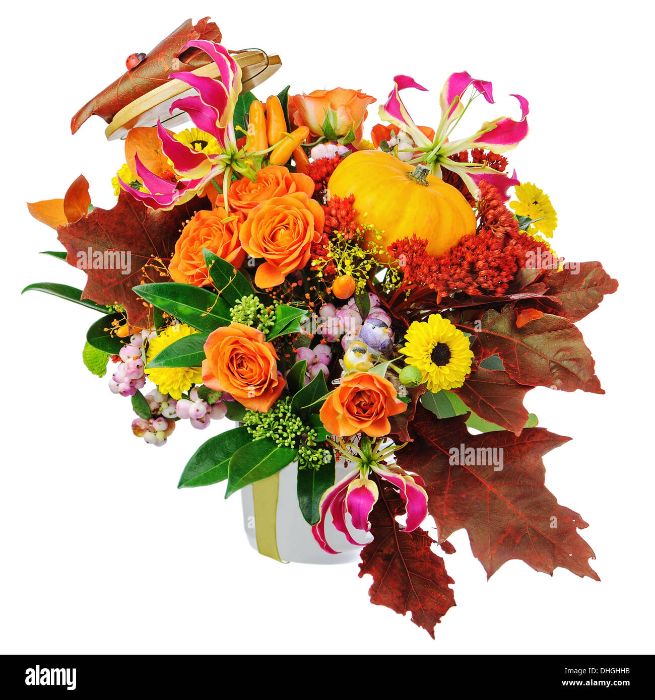 Herbst Arrangement von Blumen, Gemüse und Früchten isoliert auf weißem Hintergrund. Closeup. Stockfoto