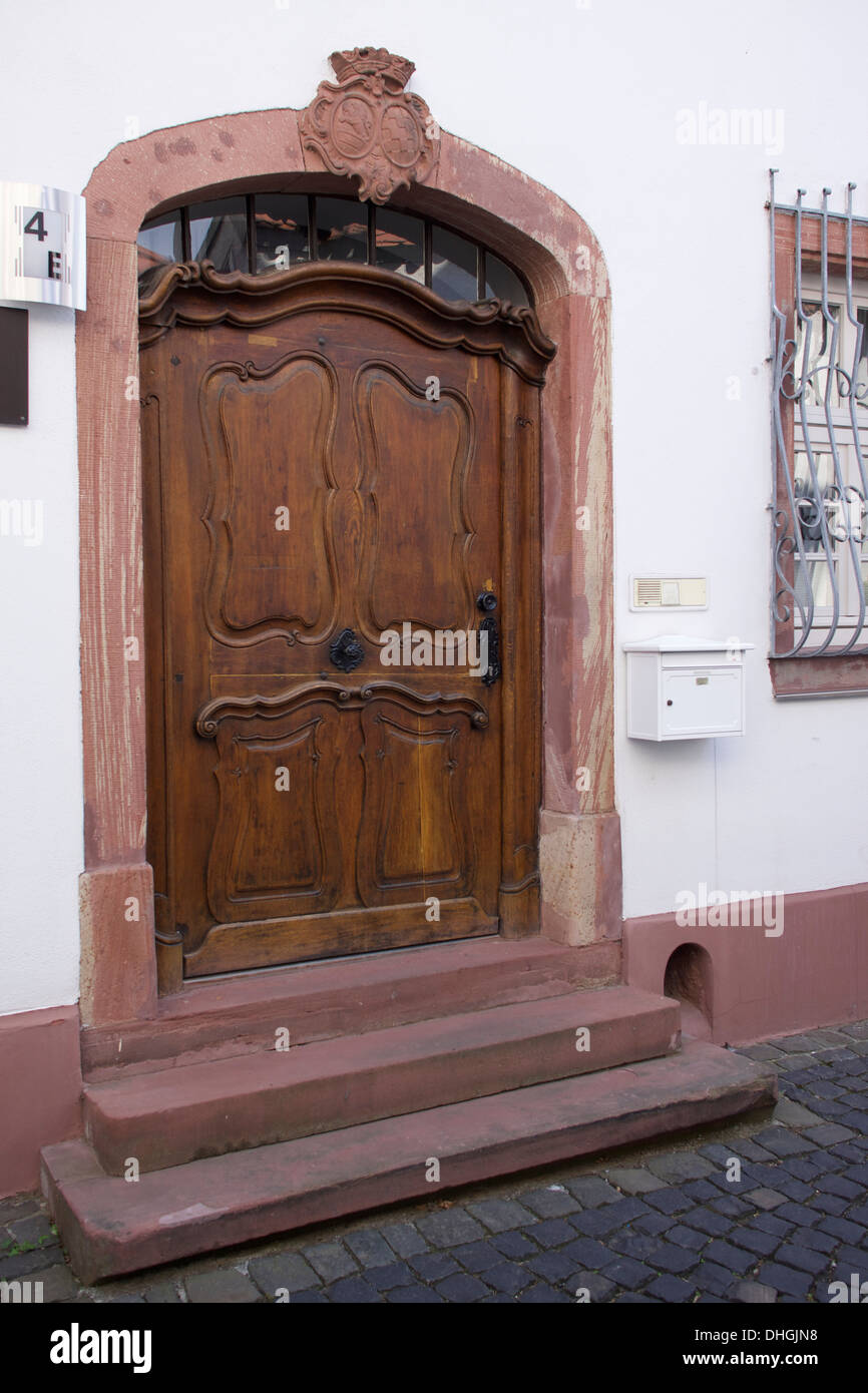 Alte reich verzierten Holzhaus Tür Stockfoto