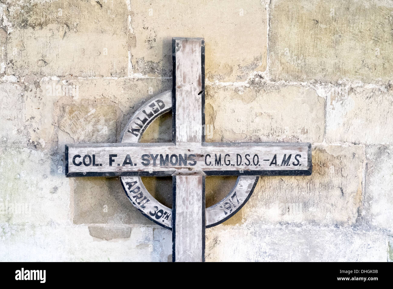 Ein original Holzkreuz unternommen, um die letzte Ruhestätte eines Soldaten markieren getötet in Aktion während des ersten Weltkrieges von 1914-1918 Stockfoto