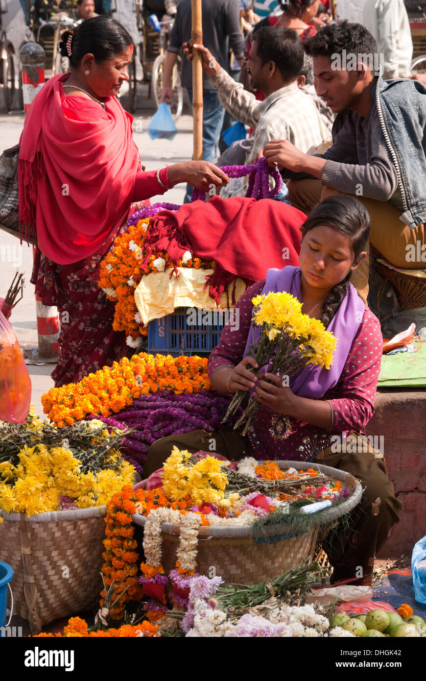 Blumenverkäuferin in Kathmandu. Stockfoto