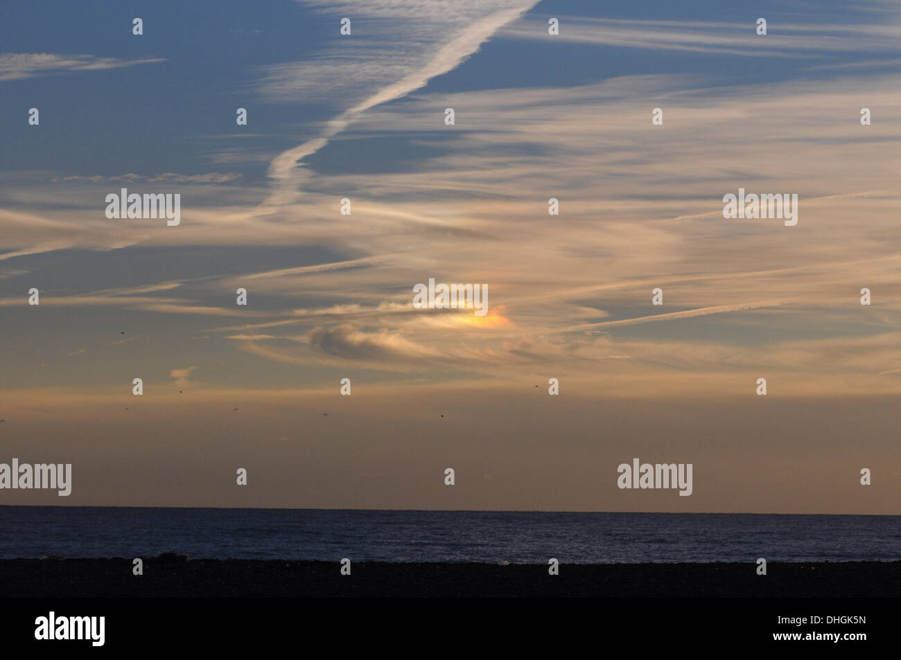 Newhaven, Großbritannien. 10. November 2013. Ungewöhnliche Wolken und Himmel Licht über das Meer in Newhaven. Sonnenuntergang war auf der rechten Seite des Bildes aus. Das ist wahrscheinlich ein Phänomen bekannt als "Circumhorizon Arc". Bildnachweis: David Burr/Alamy Live-Nachrichten Stockfoto