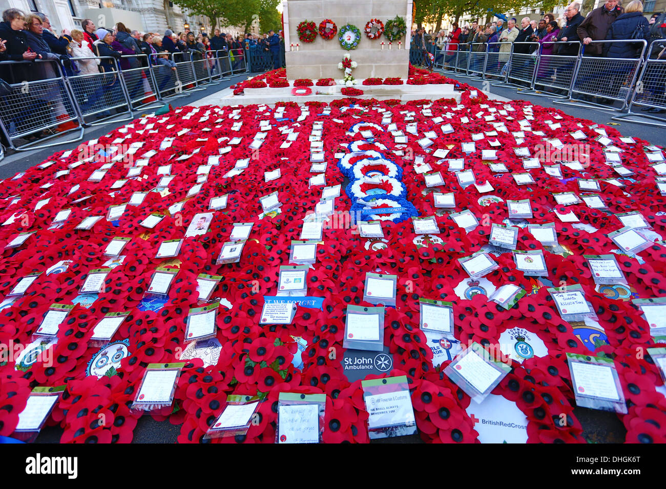 London, UK. 10. November 2013. Mohn Rot Volkstrauertag und Mohn Kränze am Ehrenmal am Remembrance Day Sonntag, London, England Stockfoto