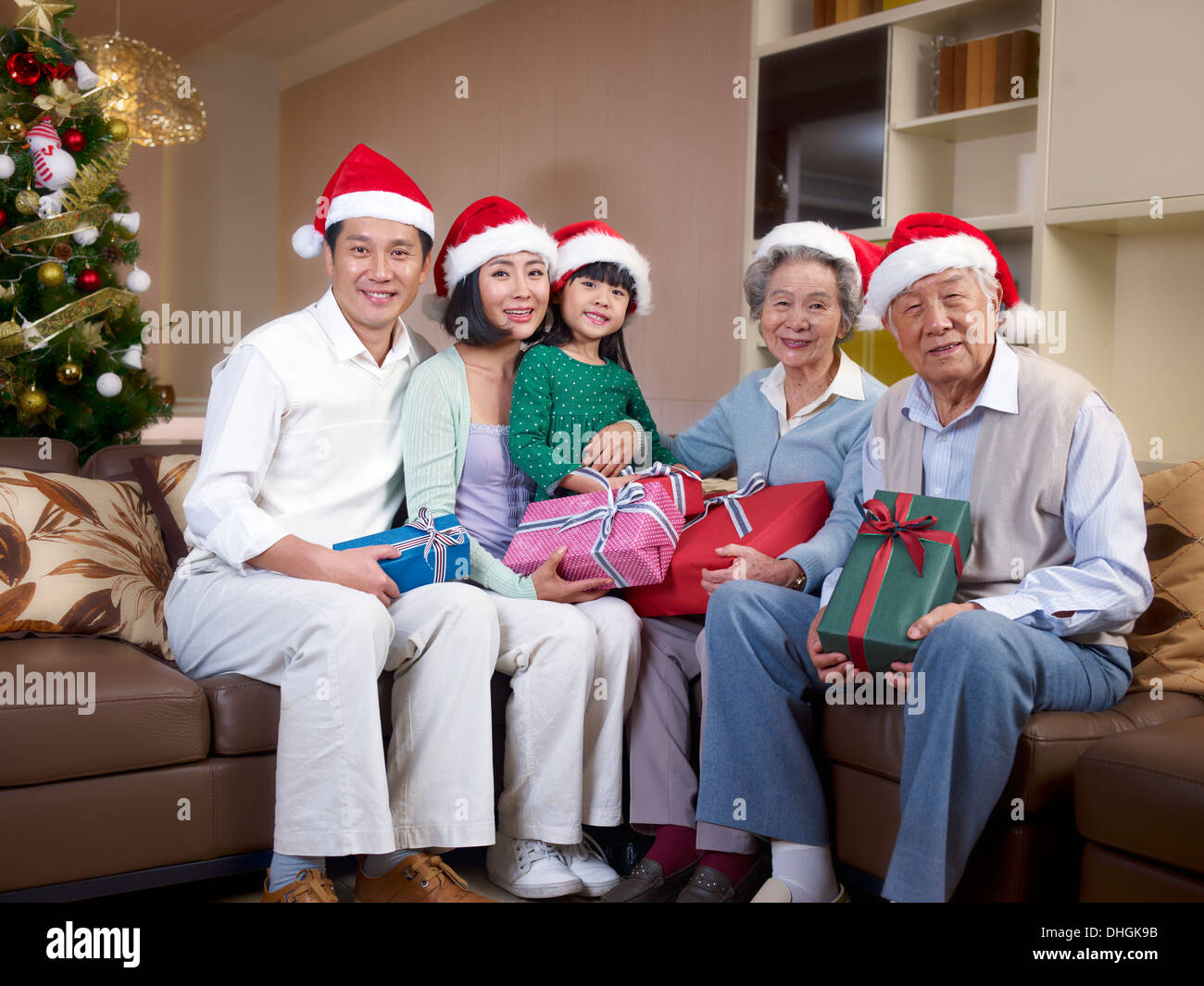 Asiatischen Familie mit Santa Hüte Stockfoto