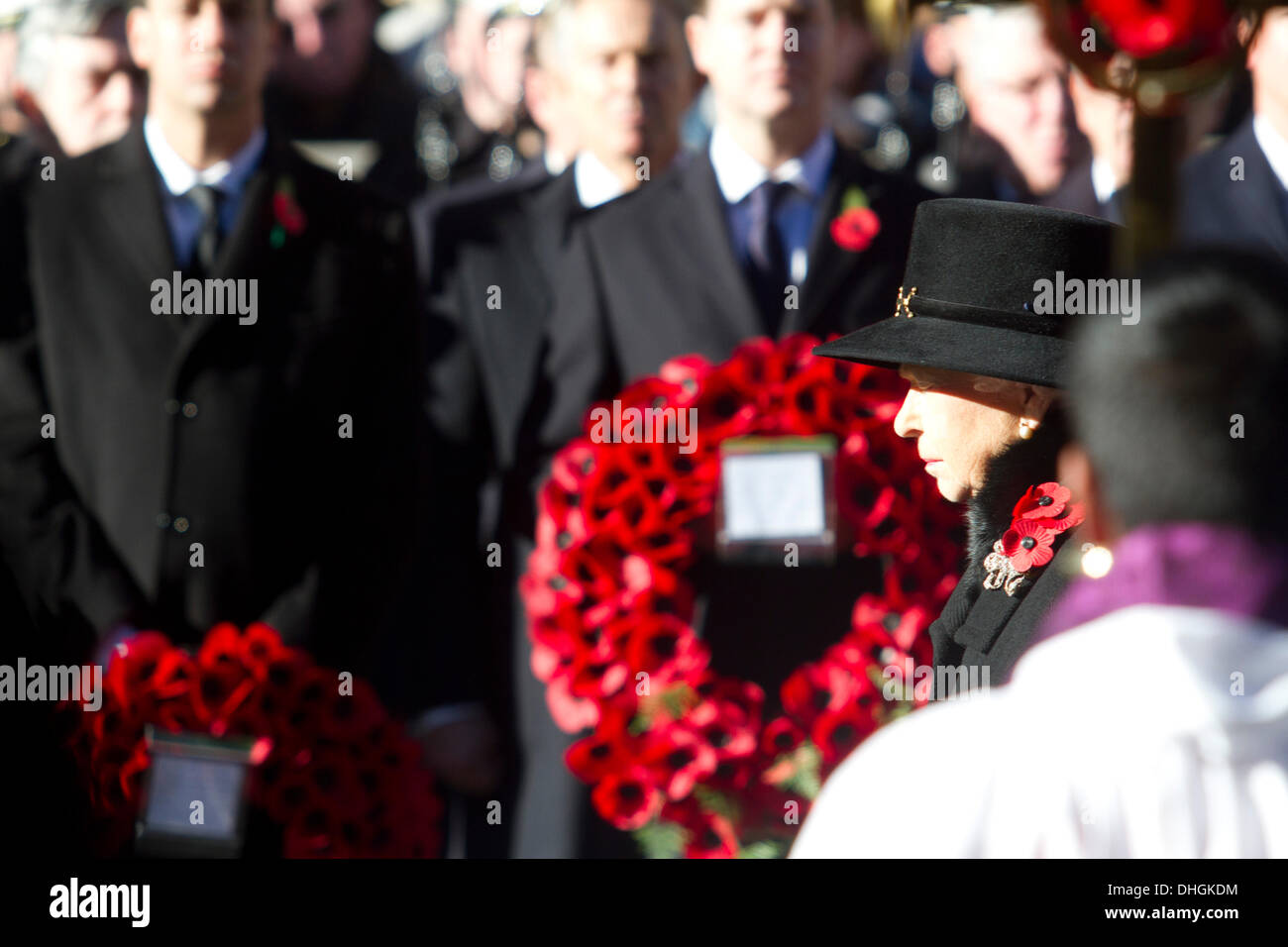 Westminster London, Vereinigtes Königreich 10. November 2013. HM die Königin besucht eine Zeremonie zur Kranzniederlegung am Ehrenmal zu Ehren und würdigen, Service-Personal, die in früheren und aktuellen Konflikten Credit gestorben: Amer Ghazzal/Alamy Live-Nachrichten Stockfoto