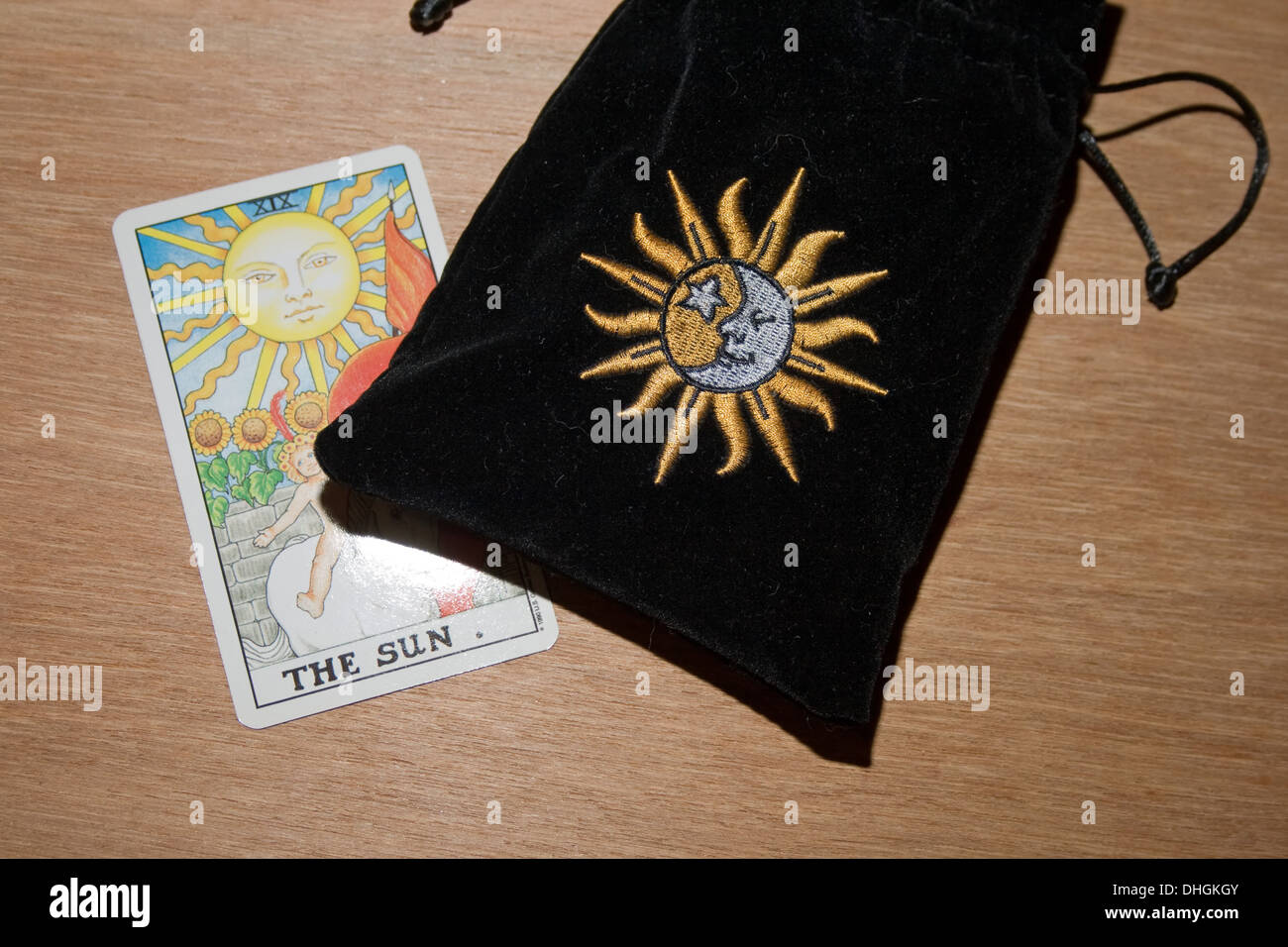 Tarot-Tasche und die Sonne Tarotkarte auf einer Tischplatte. Stockfoto