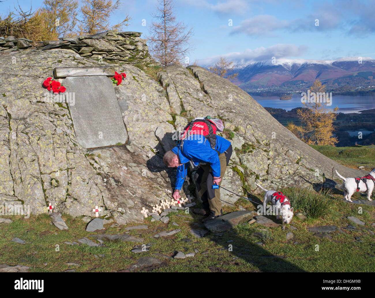 Mann Platzierung Kreuz auf Schloss Fels War Memorial Remembrance Sunday, 11.10.13 Stockfoto