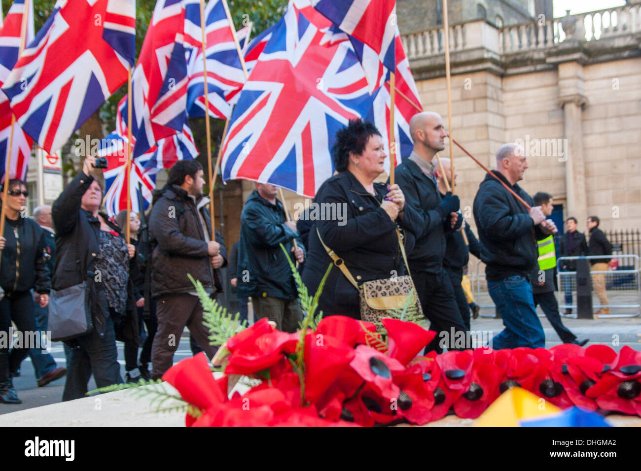 London, UK. 10. November 2013. Mitglieder der rechten nationalen Front marschieren vom Ehrenmal wo legten sie einen Kranz nach den wichtigsten Volkstrauertag Zeremonien. Bildnachweis: Paul Davey/Alamy Live-Nachrichten Stockfoto