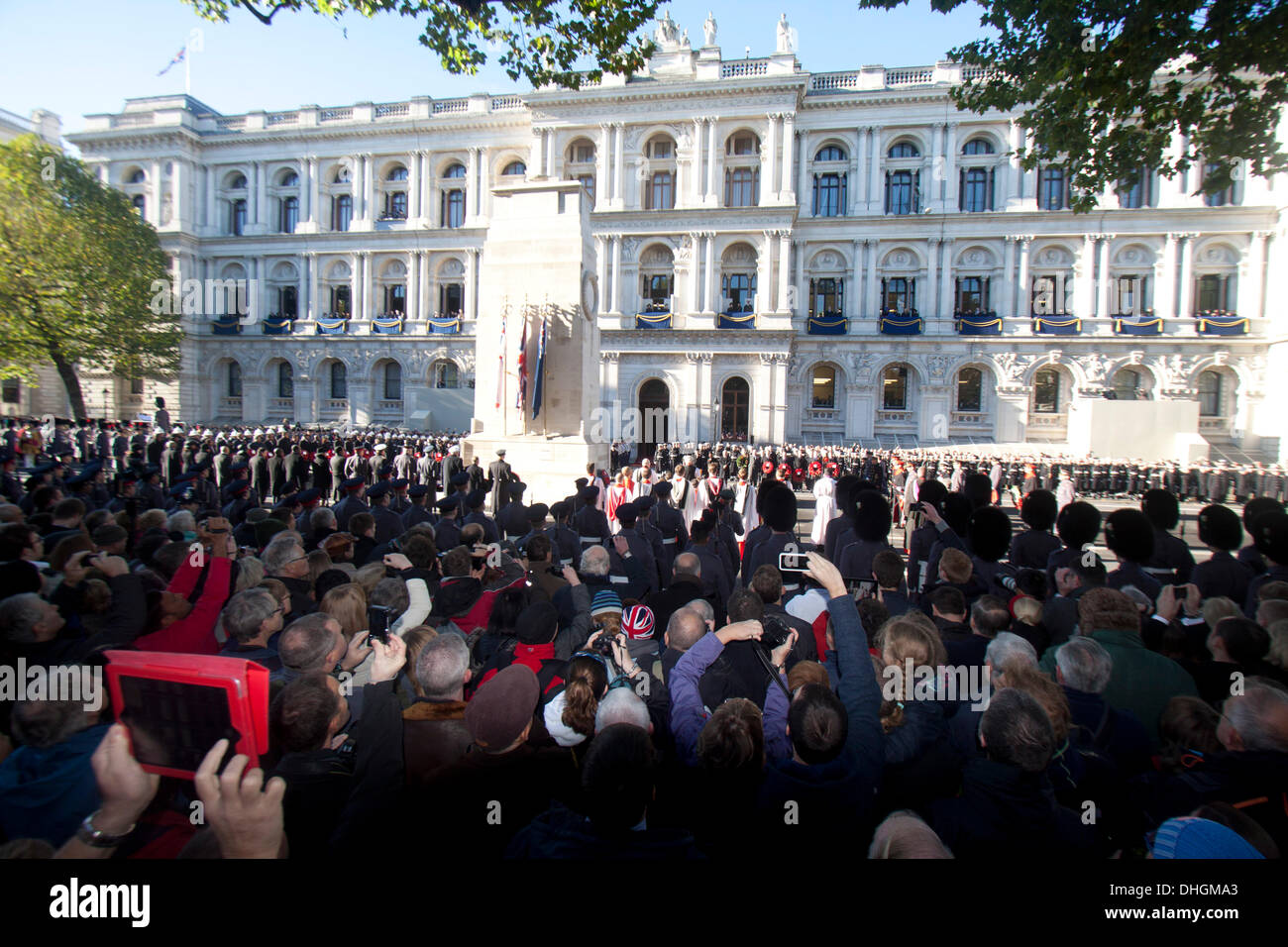 Westminster London, Vereinigtes Königreich 10. November 2013.  Große Menschenmengen versammeln sich in Whitehall Respekt bis zum Opfer des britischen Männer und Frauen-Service-Personal bezahlen verstorbenen WW1, WW2 und späteren Konflikten Credit: Amer Ghazzal/Alamy Live-Nachrichten Stockfoto