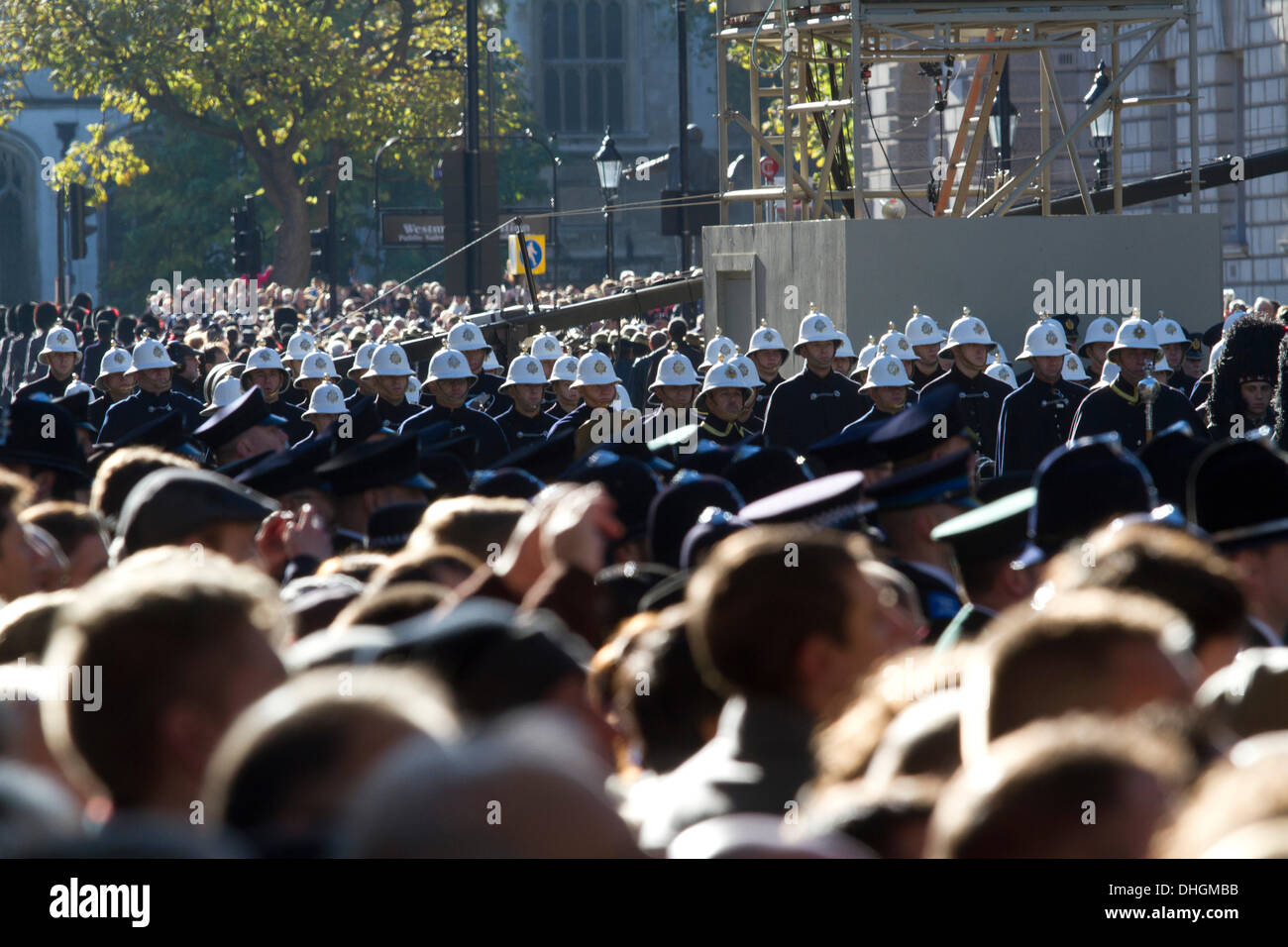 Westminster London, Vereinigtes Königreich 10. November 2013.  Große Menschenmengen versammeln sich in Whitehall Respekt bis zum Opfer des britischen Männer und Frauen Dienst Personal bezahlen verstorbenen WW1, WW2 und späteren Konflikten Credit: Amer Ghazzal/Alamy Live-Nachrichten Stockfoto