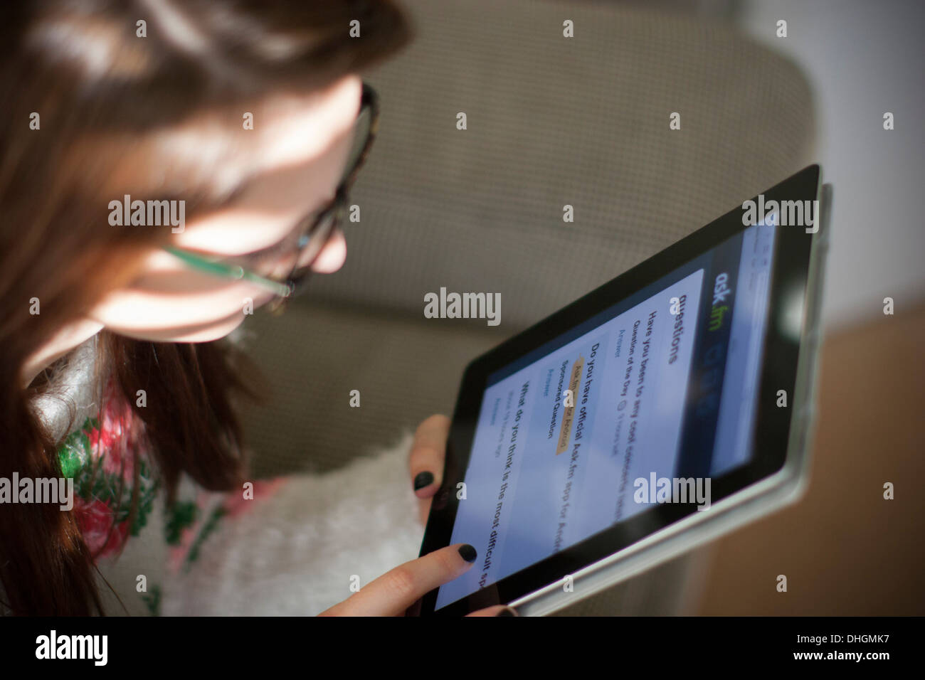 Junge Frau, die Online-Internet-Website von ask.fm anzeigen Stockfoto