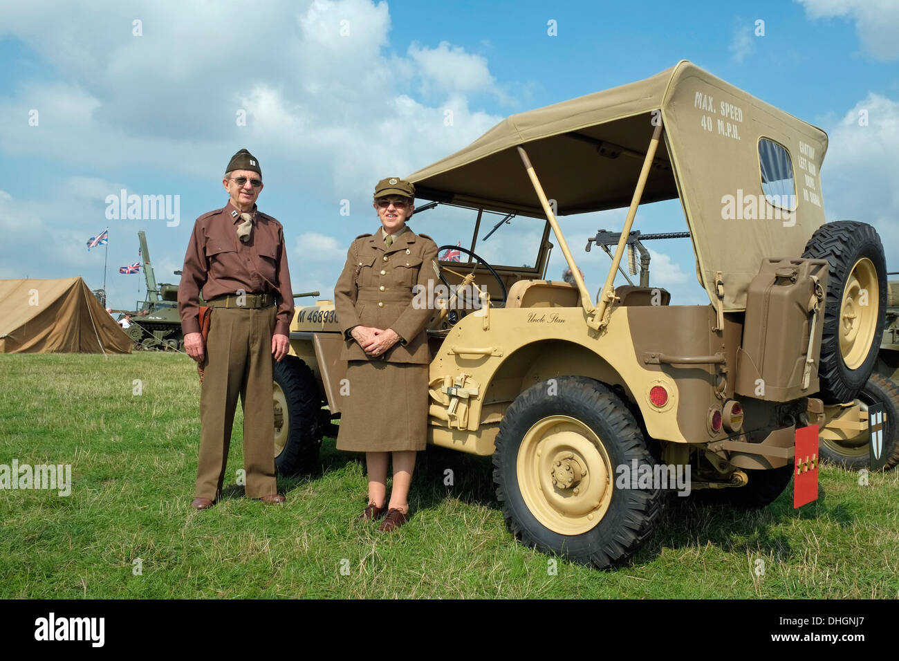 Militärische Re Enacters stellen durch ihre 1942 Willys MB Jeep. Rauceby Krieg Wochenende, Lincolnshire, England. Stockfoto