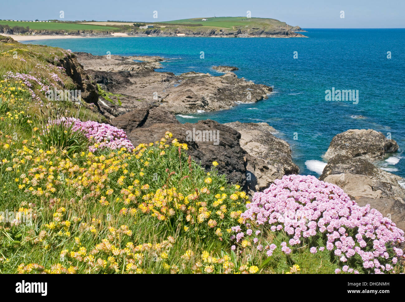 Beeindruckende Aussicht auf die Küste auf dem Küstenpfad bei Newtrain Bay, North Cornwall, Blick nach Westen über Harlyn Bay zu Cataclews Punkt Stockfoto