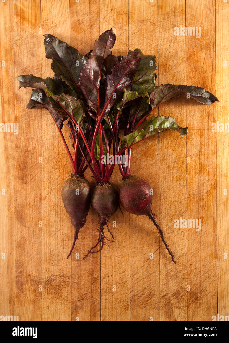 Rote Beete auf Schneidebrett Stockfoto