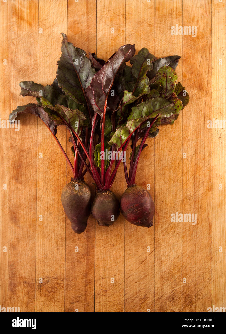 Rote Beete auf Schneidebrett Stockfoto